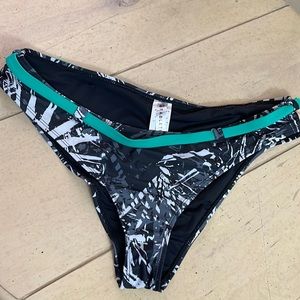 New Fabletics Allison Cheeky Bikini Bottoms Scrunchy Medium
